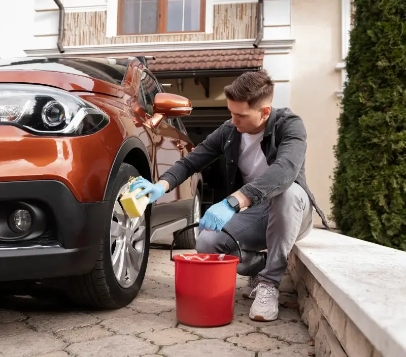 Lavage auto à domicile Saint-Martin-sur-Lavezon : professionnel intervenant sur un véhicule